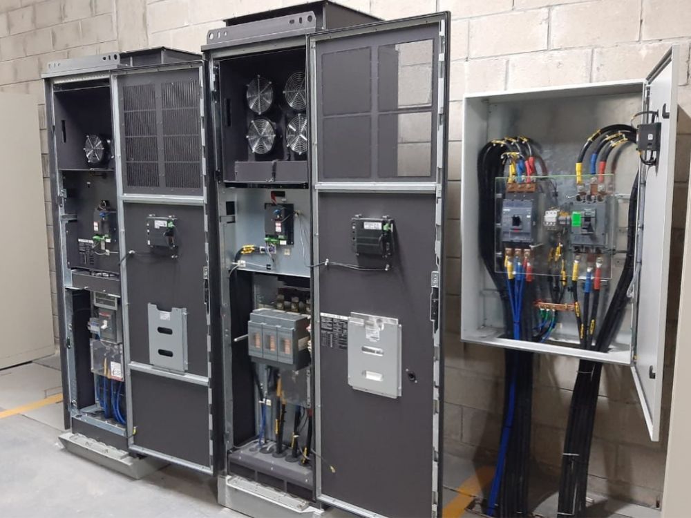 Filtros electrónicos y bancos de capacitores de Geiscol para eficiencia energética industrial